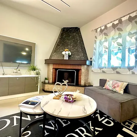 Theros Lux Apartment *