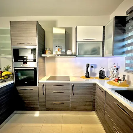 Theros Lux Apartment *