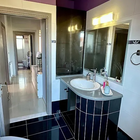 Theros Lux Apartment